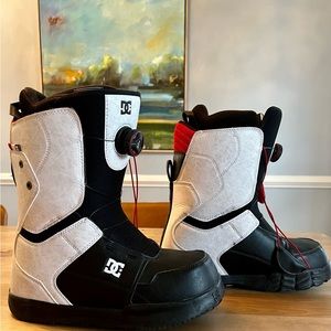 Men’s/Boys size US 10 DC Scout (2019) snowboard boots